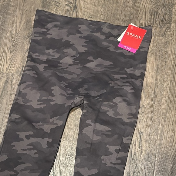 Spanx Cropped Look At Me Now Seamless Leggings Size Medium Brand New With Tags - Picture 5 of 7